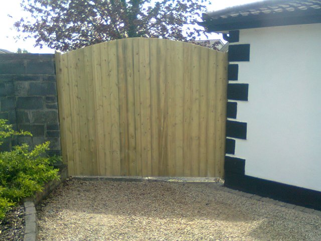 Arched Shiplap Double Gates – Cabinteely